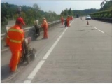 道路裂縫怎么修復(fù)？用自流平灌縫膠更有效